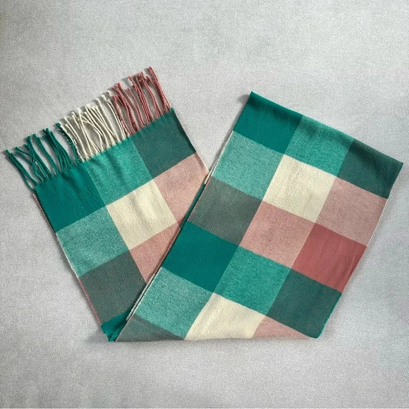 *Lot of 4* patterned scarves with tassels. - Picture 4 of 8